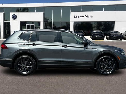 Used 2023 Volkswagen Tiguan SE w/ Panoramic Sunroof Package FWD image 3