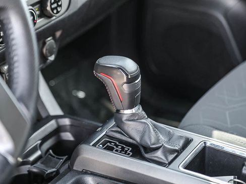 Certified 2018 Toyota Tacoma TRD Off-Road w/ Technology Package AWD/4WD image 20