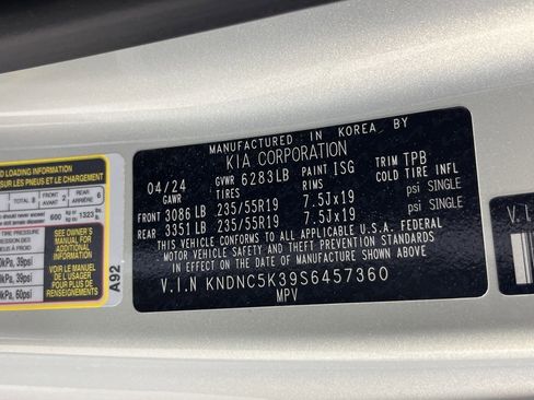 Used 2025 Kia Carnival EX image 9