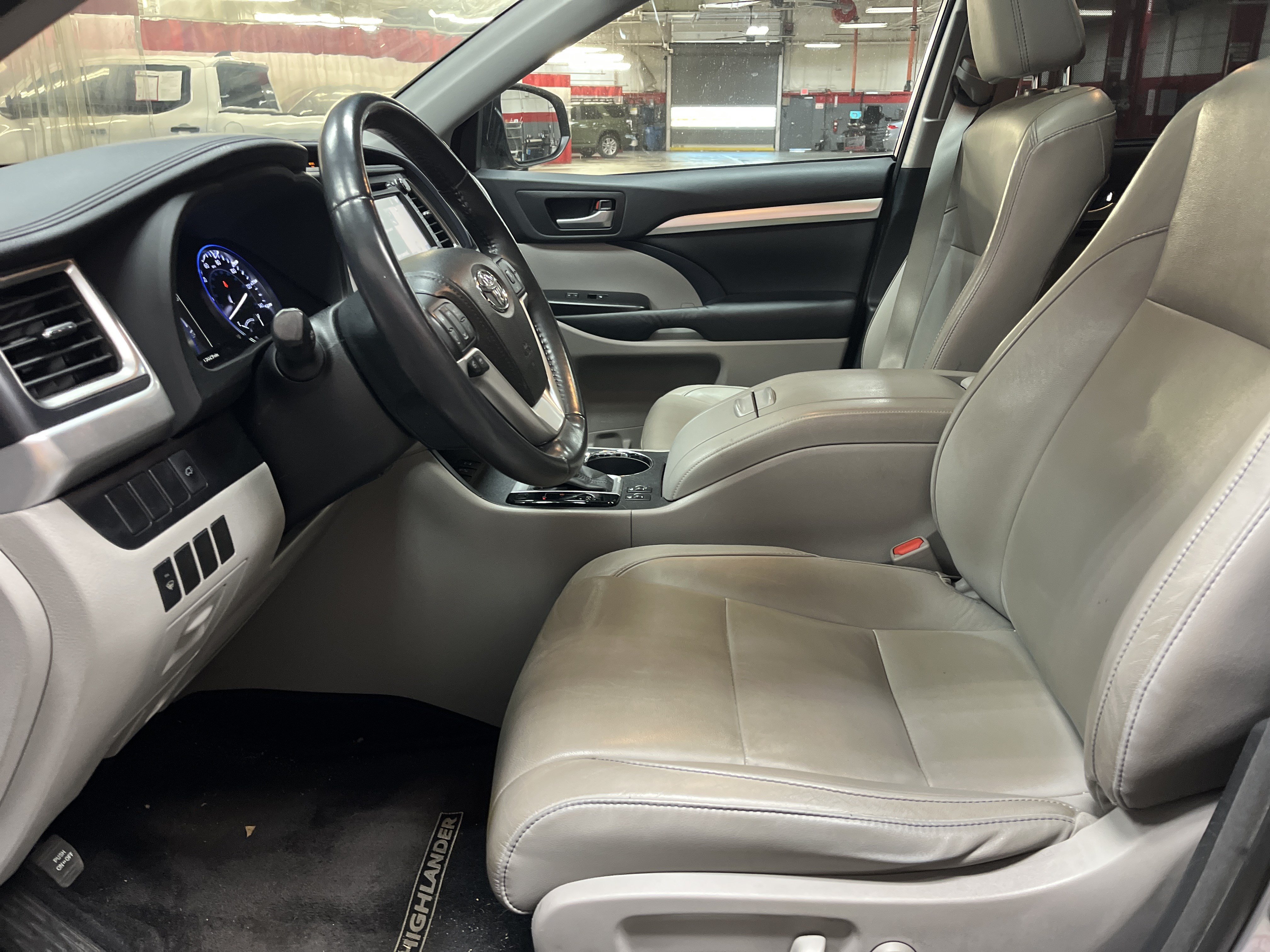 Used 2014 Toyota Highlander XLE AWD/4WD image 5