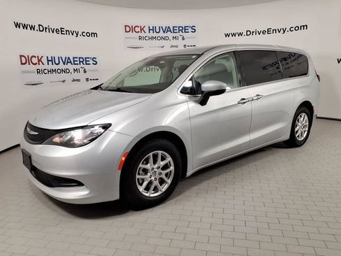 Used 2023 Chrysler Voyager LX FWD image 1