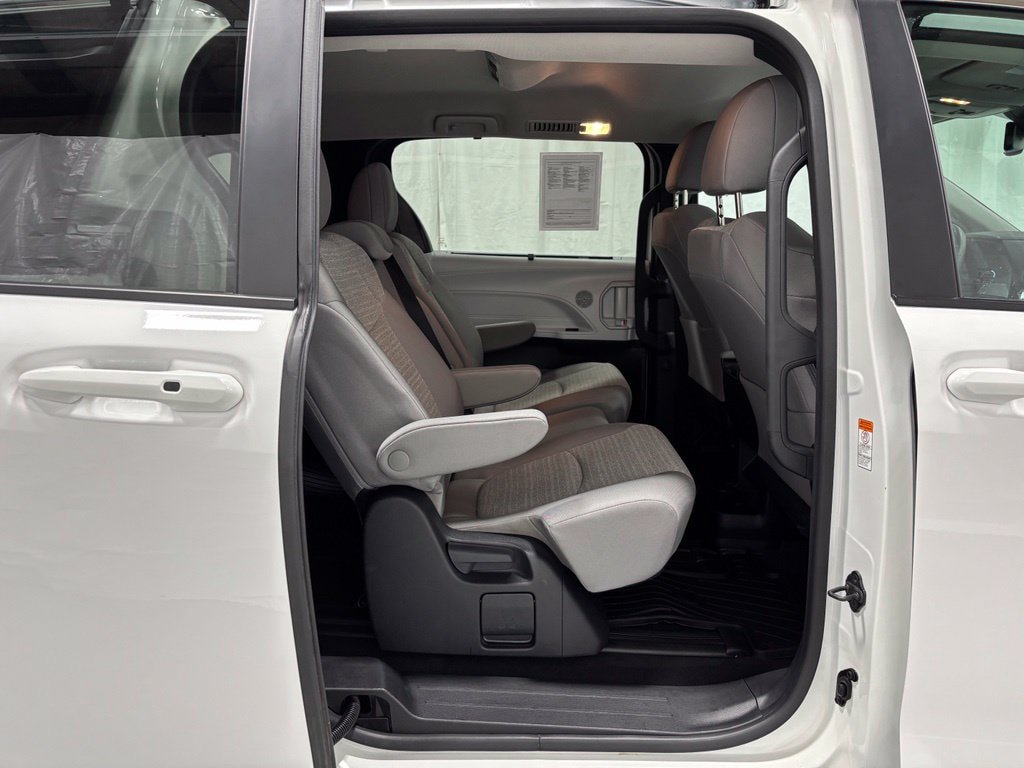 Used 2026 Toyota Sienna LE FWD image 55
