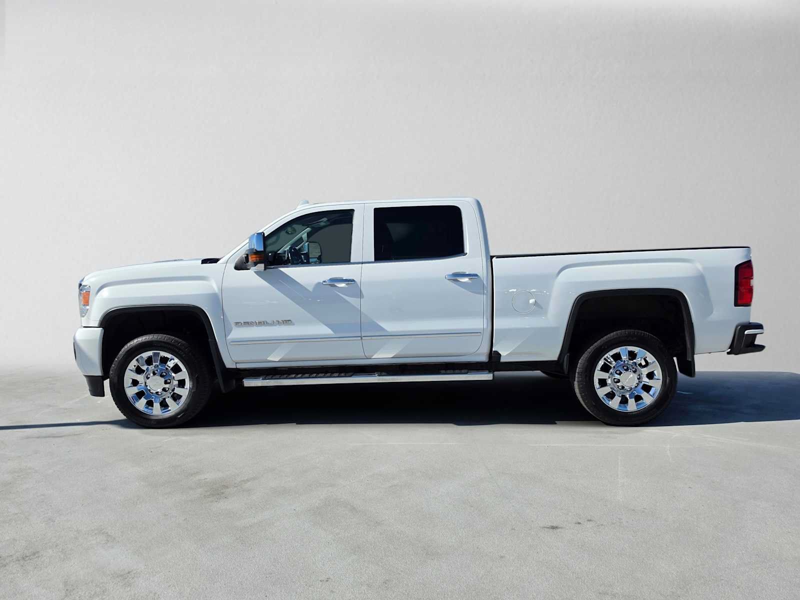 Used 2016 GMC Sierra 2500 Denali w/ Duramax Plus Package AWD/4WD image 6