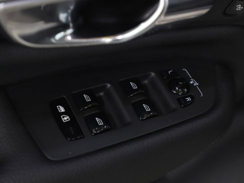 Used 2016 Volvo XC90 T6 Momentum w/ Momentum Plus Package image 24