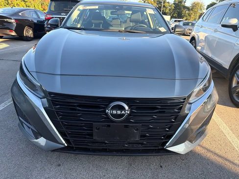 Used 2025 Nissan Altima 2.5 SV FWD image 2