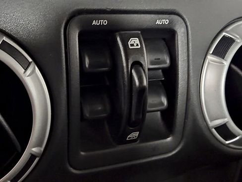 Used 2017 Jeep Wrangler Unlimited Rubicon w/ Connectivity Group image 25