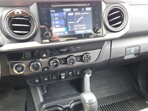 Used 2018 Toyota Tacoma TRD Sport w/ Technology Package image 22