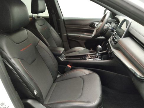 Used 2025 Jeep Compass Trailhawk AWD/4WD image 21