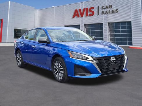Used 2025 Nissan Altima 2.5 SV AWD/4WD image 3