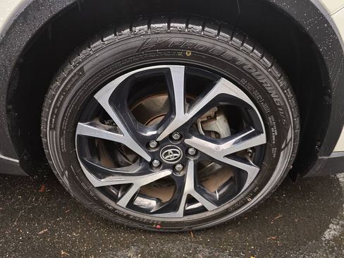 Used 2018 Toyota C-HR XLE image 11