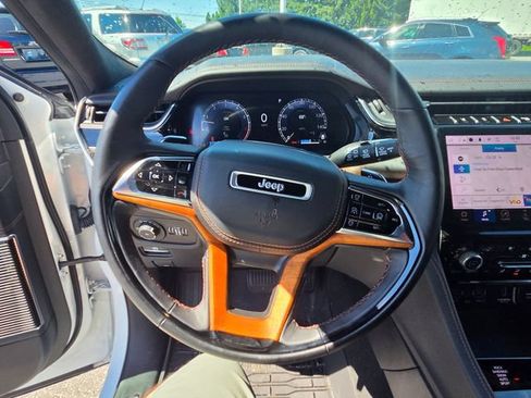 Used 2023 Jeep Grand Cherokee Summit AWD/4WD image 3