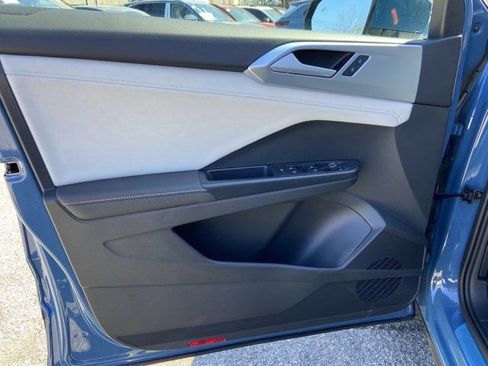 Used 2025 Volkswagen Taos SE w/ Panoramic Sunroof Package image 25