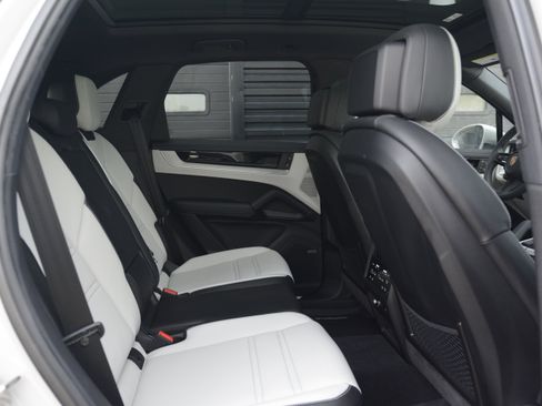 Certified 2026 Porsche Cayenne AWD/4WD image 33