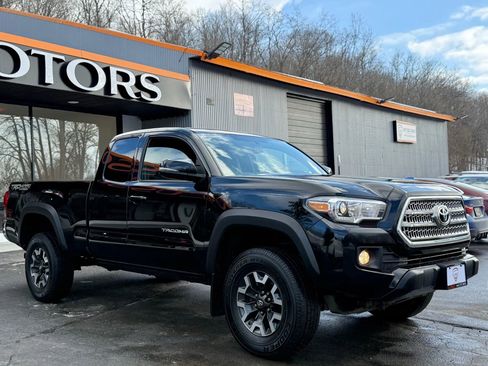 Used 2017 Toyota Tacoma TRD Off-Road w/ Tow Package image 36