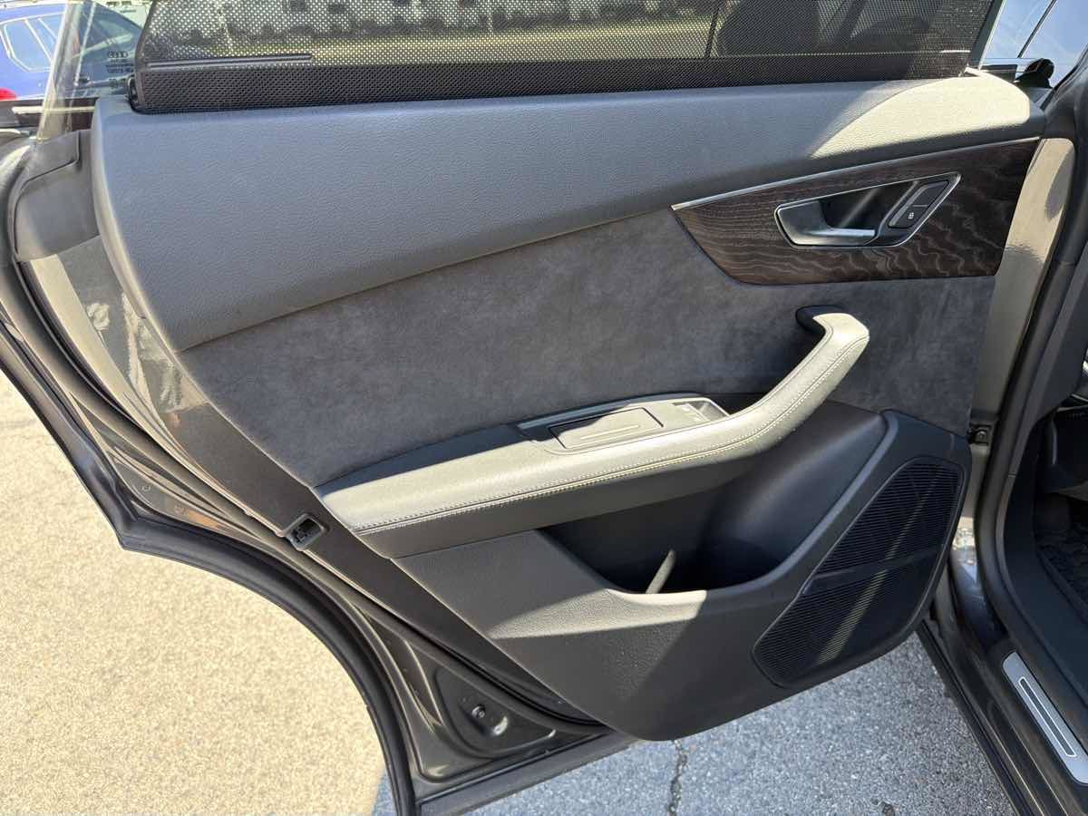 Used 2019 Audi Q8 Prestige w/ Luxury Package AWD/4WD image 13