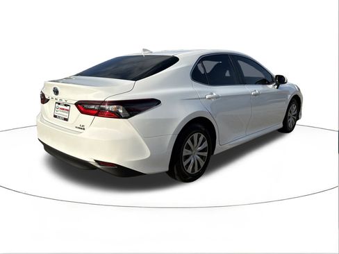 Used 2022 Toyota Camry LE image 3