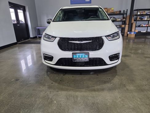 Used 2023 Chrysler Pacifica Limited FWD image 2