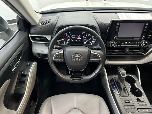Used 2020 Toyota Highlander XLE image 26