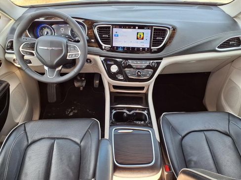 Used 2023 Chrysler Pacifica Limited image 25