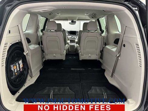 Used 2021 Chrysler Pacifica Touring-L image 18