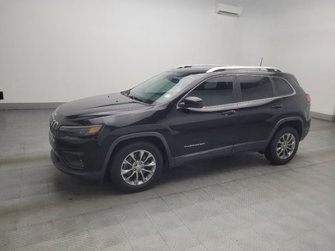 Used 2019 Jeep Cherokee Latitude Plus w/ Comfort/Convenience Group FWD image 2