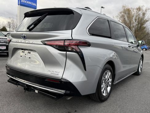 Used 2022 Toyota Sienna Platinum image 5