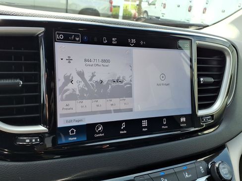 Used 2024 Chrysler Pacifica Touring-L FWD image 11