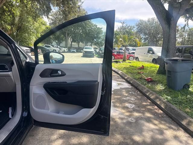 Used 2024 Chrysler Pacifica Touring-L FWD image 17