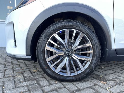 Used 2024 Nissan Kicks SR image 11