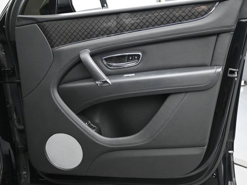 Used 2020 Bentley Bentayga image 27