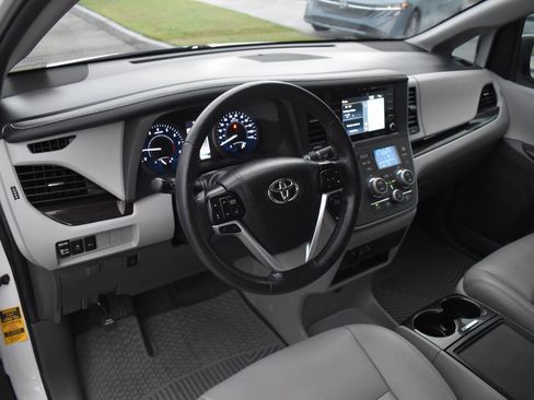 Used 2020 Toyota Sienna XLE image 18