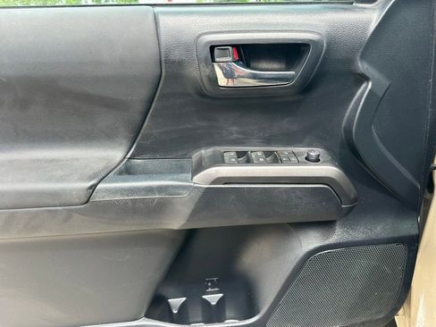 Used 2018 Toyota Tacoma TRD Sport AWD/4WD image 12