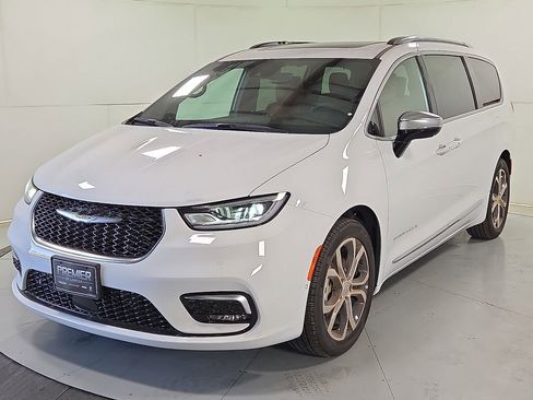 New 2026 Chrysler Pacifica Pinnacle image 3