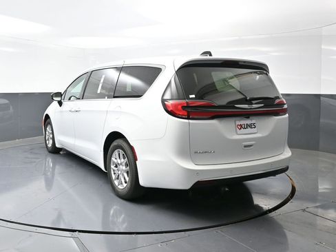 New 2026 Chrysler Pacifica Select image 11