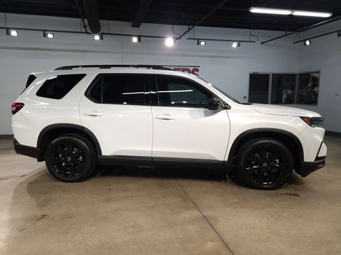 Used 2025 Honda Pilot Black Edition image 8