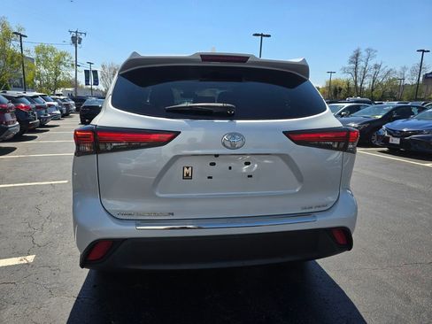 Used 2022 Toyota Highlander XLE AWD/4WD image 6