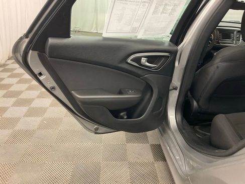 Used 2016 Chrysler 200 Limited FWD image 20