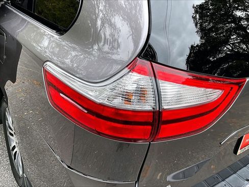 Used 2019 Toyota Sienna XLE w/ XLE Navigation Package image 20