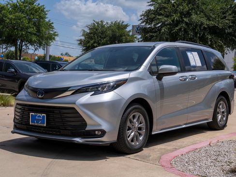 Used 2025 Toyota Sienna XLE FWD image 8