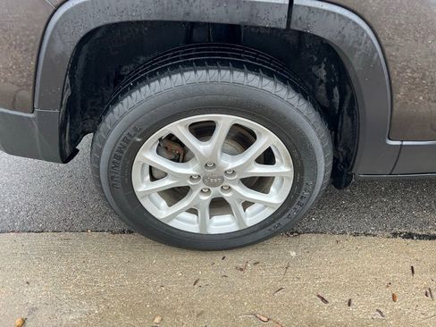 Used 2015 Jeep Cherokee Latitude w/ Cold Weather Group image 10