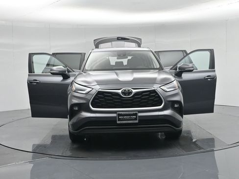 Used 2024 Toyota Highlander LE image 38