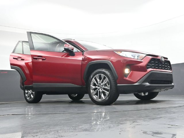 Used 2020 Toyota RAV4 XLE Premium FWD image 43