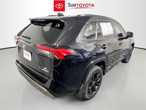 Used 2022 Toyota RAV4 SE image 4