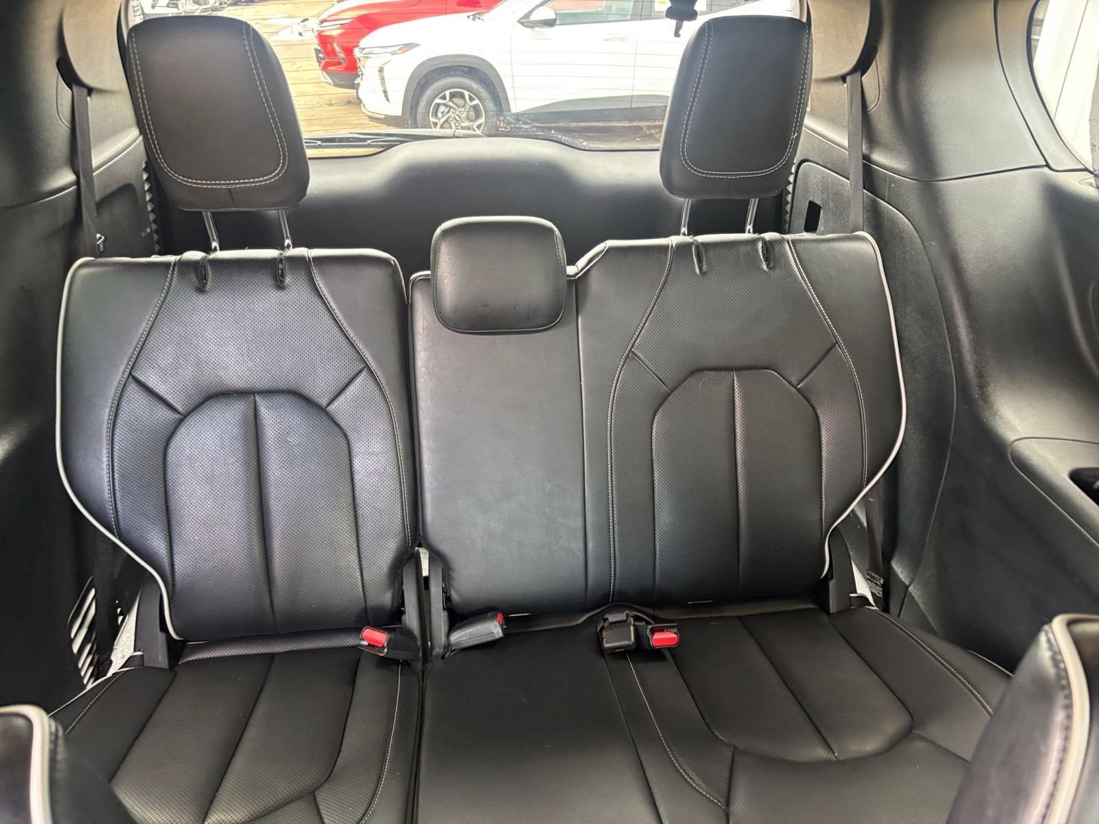 Used 2025 Chrysler Pacifica Limited FWD image 32
