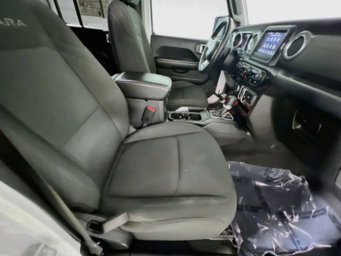 Used 2018 Jeep Wrangler Unlimited Sahara AWD/4WD image 31
