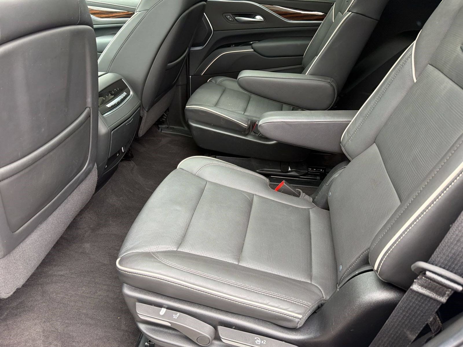 Used 2024 Cadillac Escalade Premium Luxury w/ Performance Package AWD/4WD image 24