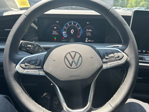 Used 2025 Volkswagen Tiguan SE AWD/4WD image 18