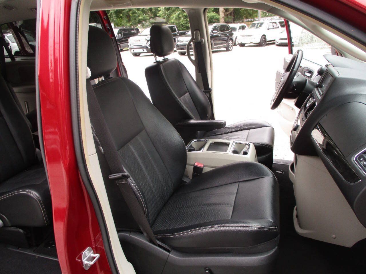 Used 2015 Chrysler Town & Country Touring-L w/ Driver Convenience Group FWD image 22