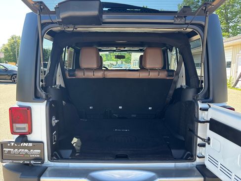 Used 2017 Jeep Wrangler Unlimited Sahara w/ Connectivity Group AWD/4WD image 7