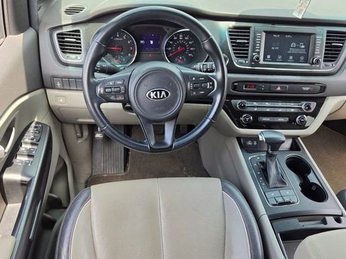 Used 2017 Kia Sedona LX w/ LX Essentials Premium Package FWD image 12